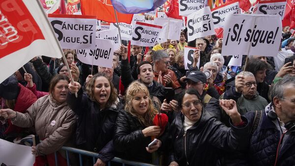Simpatizantes del presidente del Gobierno español, Pedro Sánchez, se reúnen en la sede del PSOE durante una manifestación en Madrid, España, el 27 de abril de 2024 - Sputnik Mundo