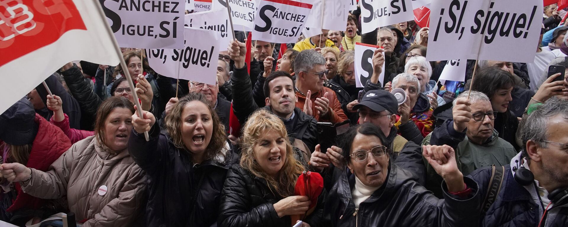 Simpatizantes del presidente del Gobierno español, Pedro Sánchez, se reúnen en la sede del PSOE durante una manifestación en Madrid, España, el 27 de abril de 2024 - Sputnik Mundo, 1920, 27.04.2024