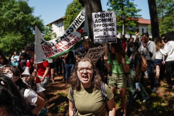 Estudiantes corean durante una protesta propalestina contra la guerra en Gaza en la Universidad de Emory en Atlanta, EEUU. - Sputnik Mundo