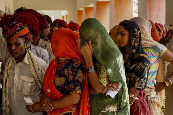 Votantes hacen cola en un colegio electoral en Ajmer, para depositar su voto durante la segunda fase de las elecciones generales de la India. - Sputnik Mundo