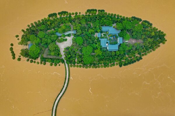 Esta fotografía aérea muestra una isla inundada tras las fuertes lluvias en la ciudad china de Qingyuan. - Sputnik Mundo