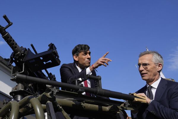 El primer ministro británico, Rishi Sunak, y el secretario general de la OTAN, Jens Stoltenberg, inspeccionan armamento de la Brigada Blindada de Varsovia, Polonia. - Sputnik Mundo