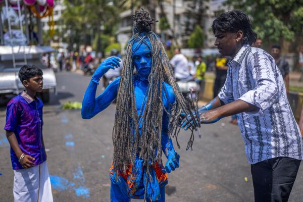 Un devoto se disfraza de dios Shiva en una procesión religiosa con motivo del festival Panguni Uthiram en Mumbai, India. - Sputnik Mundo