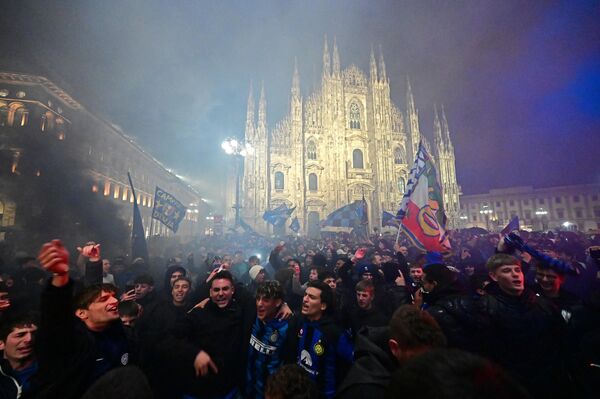 Seguidores del Inter de Milán celebran el título de campeón del Scudetto 2024 en la Piazza del Duomo (Plaza de la Catedral), en el centro de Milán, después de que el equipo ganara el partido de fútbol de la Serie A italiana contra el AC Milan. - Sputnik Mundo