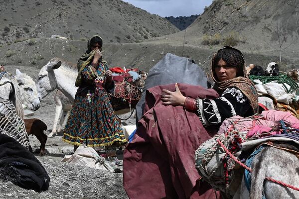 Mujeres nómadas afganas de Kochi descansan en una carretera del distrito de Shwak, en la provincia de Paktia. - Sputnik Mundo