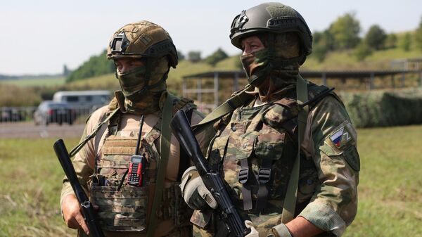 Combatientes de autodefensa territorial en una sesión de entrenamiento en la región de Bélgorod, Rusia - Sputnik Mundo