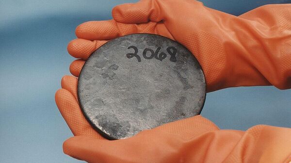 Un tocho de uranio altamente enriquecido - Sputnik Mundo
