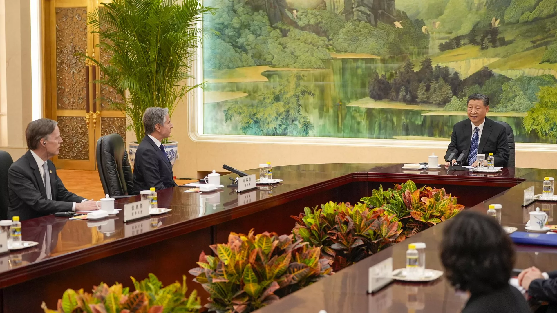 El presidente de China, Xi Jinping, habla con el secretario de Estado de EEUU, Antony Blinken, durante su reunión en Pekín el 26 de abril de 2024. - Sputnik Mundo, 1920, 28.04.2024