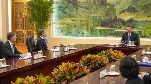 El presidente de China, Xi Jinping, habla con el secretario de Estado de EEUU, Antony Blinken, durante su reunión en Pekín, el 26 de abril de 2024 - Sputnik Mundo