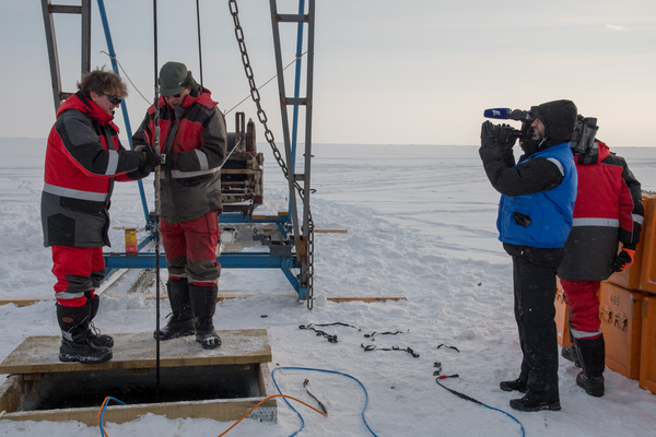 Científicos en el hielo de Baikal - Sputnik Mundo