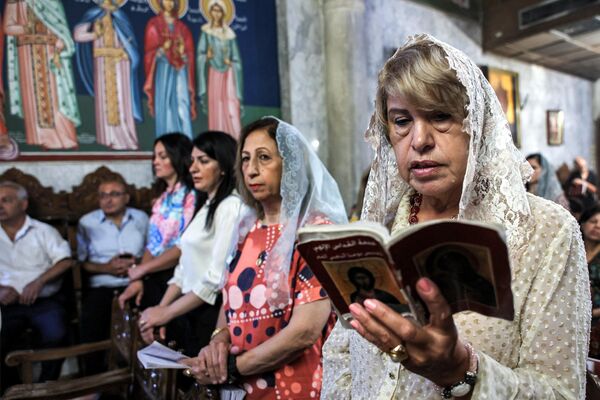 Fieles cristianos asisten a la misa del Domingo de Ramos en la iglesia ortodoxa griega de San Porfirio en Gaza. - Sputnik Mundo