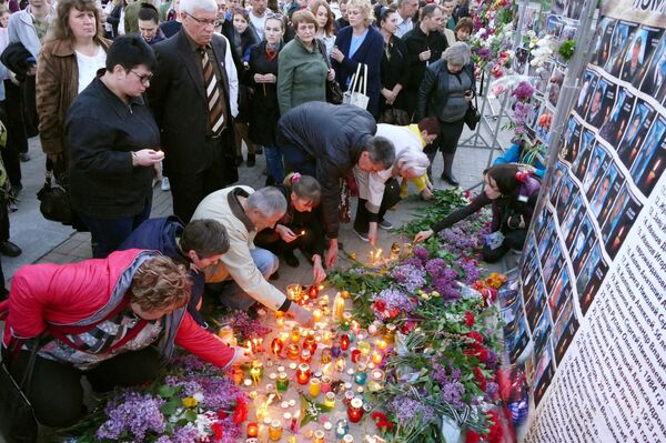 Un grupo de personas enciende velas en memoria de los fallecidos en el incendio de la Casa Sindical de Odesa. - Sputnik Mundo
