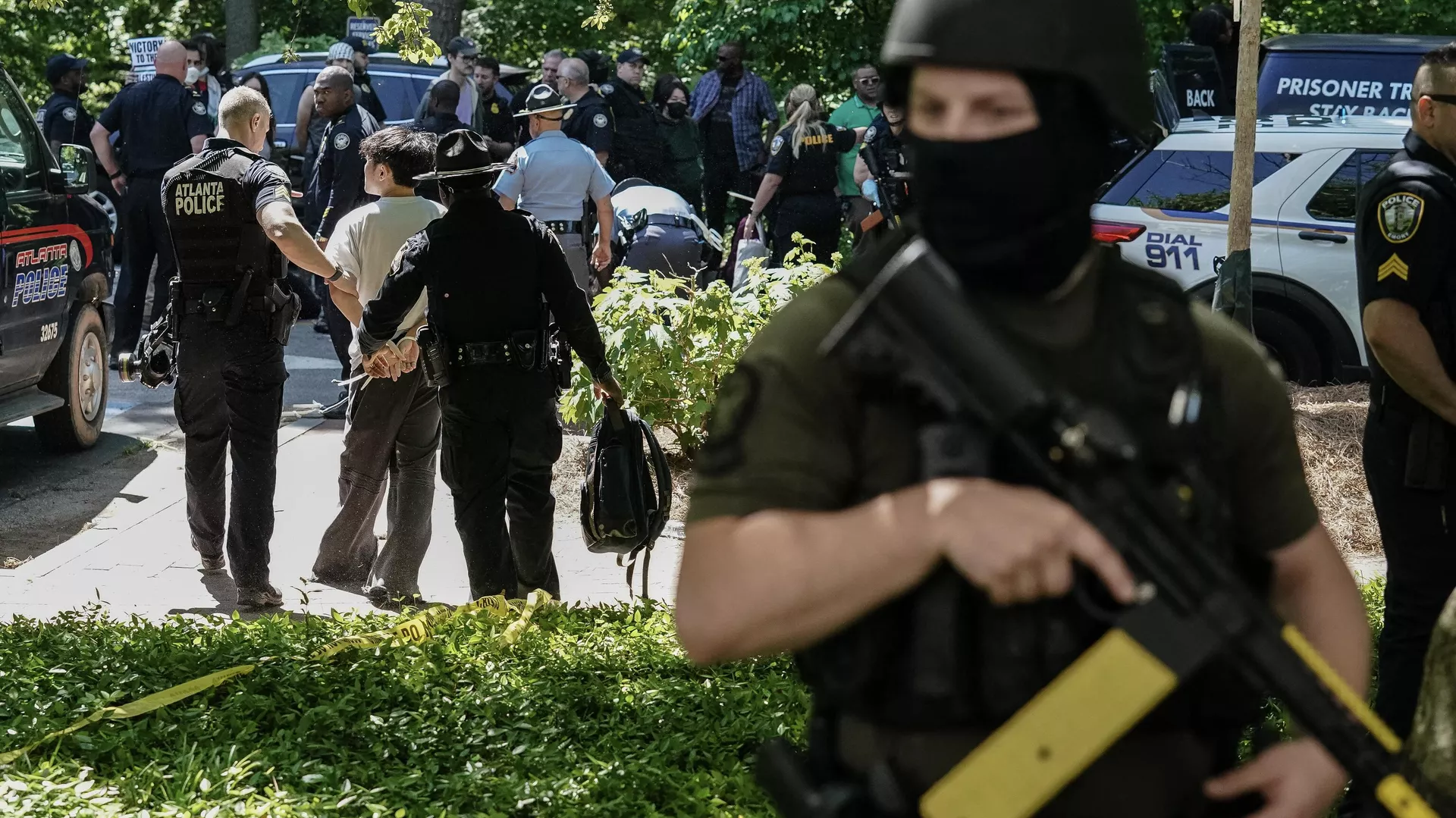 Agentes de la Policía detienen a un estudiante en EEUU mientras se manifiestan a favor de Palestina - Sputnik Mundo, 1920, 29.04.2024