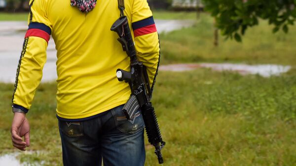 El líder guerrillero disidente que responde al nombre de 'Aldemar', miembro del Frente Primero de las Fuerzas Armadas Revolucionarias de Colombia (FARC), patrulla la selva a lo largo del río Inirida en el departamento de Guaviare, Colombia  - Sputnik Mundo