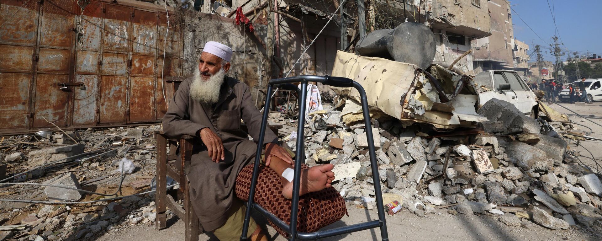 Un palestino sentado frente a un edificio dañado tras un bombardeo israelí en Rafah, en el sur de la Franja de Gaza, el 29 de abril de 2024. - Sputnik Mundo, 1920, 29.04.2024