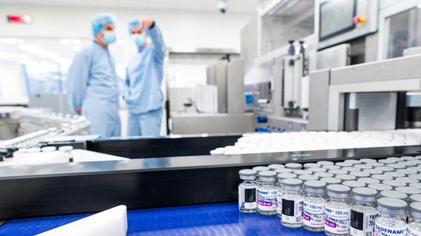 Empleados trabajan en la cadena de montaje de la planta de fabricación de medicamentos biológicos de la empresa farmacéutica AstraZeneca en Södertälje, al sur de Estocolmo - Sputnik Mundo