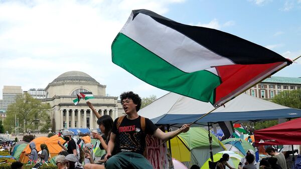 Un manifestante en el campus de la Universidad de Columbia, protesta en favor de Palestina y en contra de la ofensiva de Israel en Gaza - Sputnik Mundo