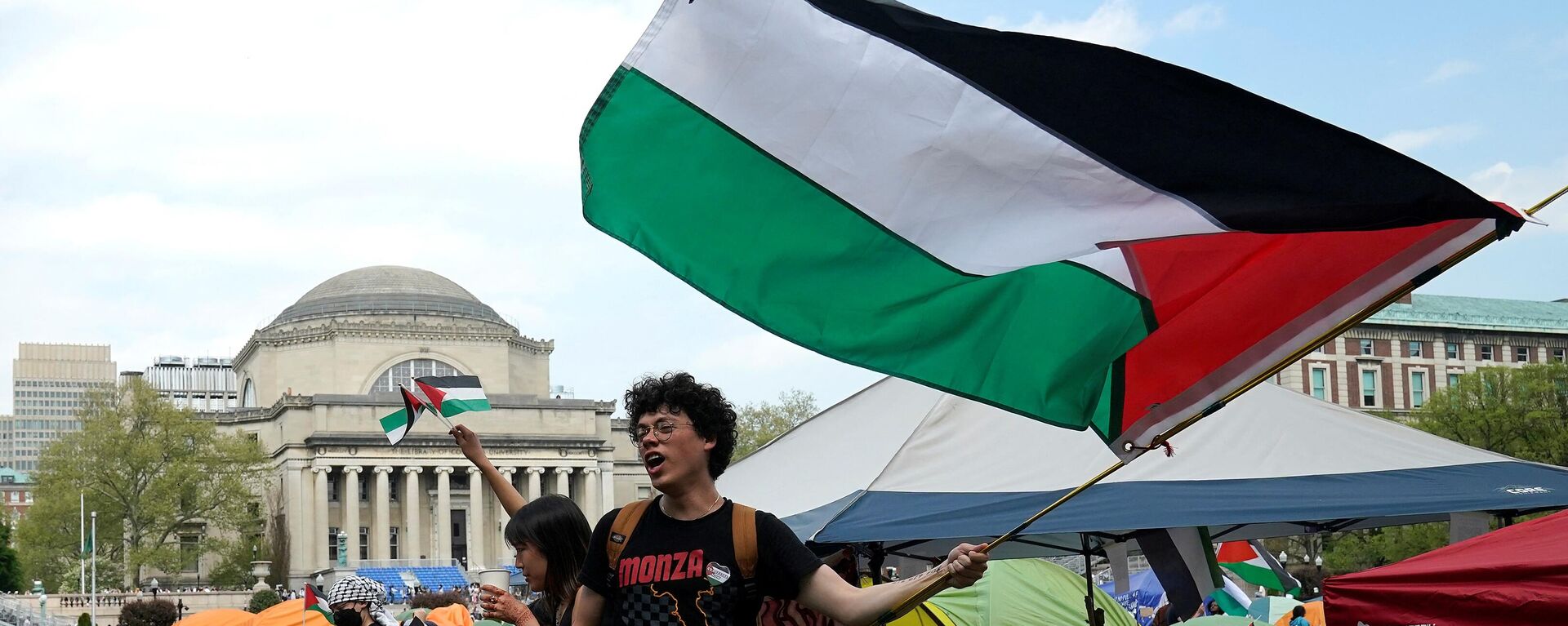 Un manifestante en el campus de la Universidad de Columbia, protesta A favor de Palestina y en contra de la ofensiva de Israel en Gaza - Sputnik Mundo, 1920, 29.04.2024