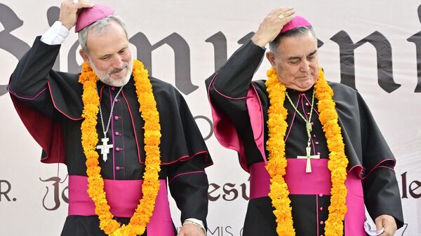 El nuevo obispo de Chilpancingo-Chilapa, José de Jesús González (izquierda), y su antecesor, Salvador Rangel (derecha), quien se quedó con el cargo de obispo emérito.  - Sputnik Mundo