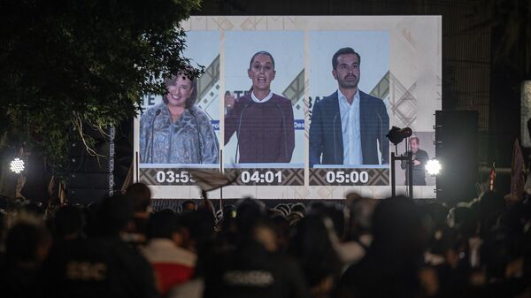 La gente observa el segundo debate presidencial de México en una pantalla gigante en la Ciudad de México - Sputnik Mundo