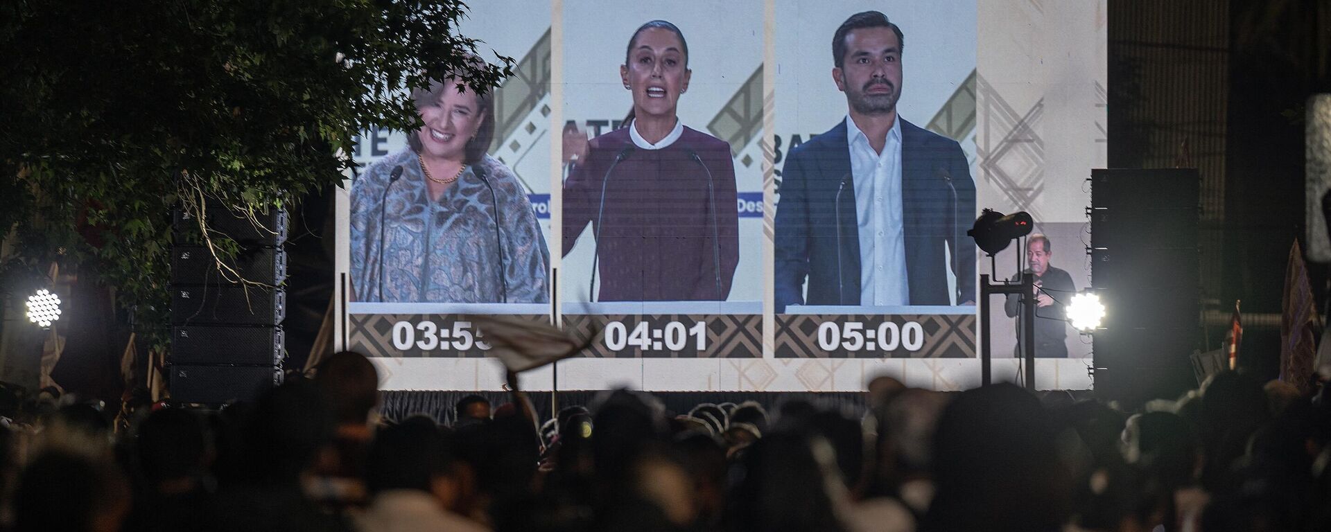 La gente observa el segundo debate presidencial de México en una pantalla gigante en la Ciudad de México - Sputnik Mundo, 1920, 30.04.2024
