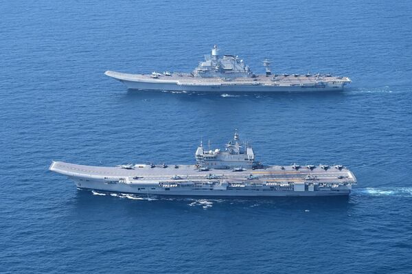 Los portaviones indios INS Vikramaditya (arriba) y el INS Vikrant (abajo) realizan una maniobra naval conjunta - Sputnik Mundo