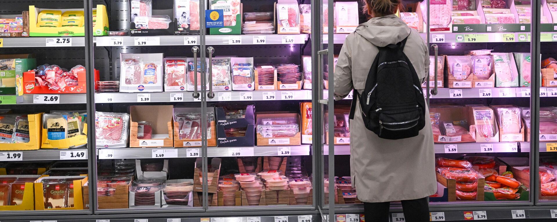 Una mujer recoge artículos de un estante de la sección de refrigerados en una tienda de la cadena de supermercados Penny en Berlín, Alemania, el 1 de agosto de 2023 - Sputnik Mundo, 1920, 30.04.2024