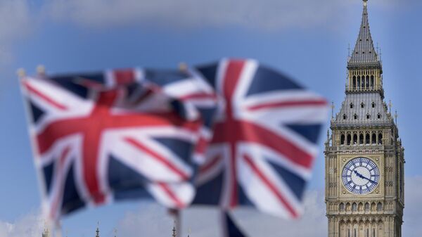 Banderas de la Union Jack se ven frente a la Torre Elizabeth, conocida como Big Ben, junto a las Casas del Parlamento en Londres, el 24 de junio de 2022 - Sputnik Mundo