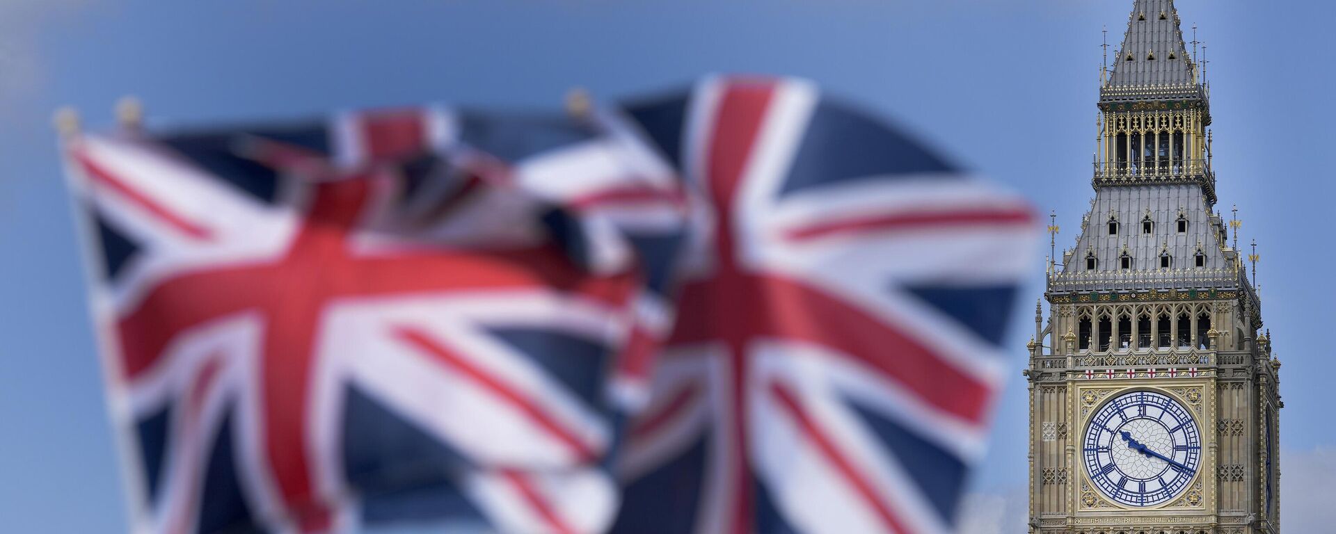 Banderas de la Union Jack se ven frente a la Torre Elizabeth, conocida como Big Ben, junto a las Casas del Parlamento en Londres, el 24 de junio de 2022  - Sputnik Mundo, 1920, 30.04.2024