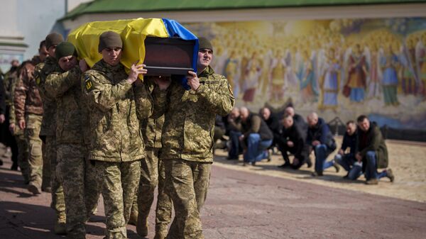 Varias personas se arrodillan mientras militares ucranianos transportan el ataúd de un soldado muerto - Sputnik Mundo