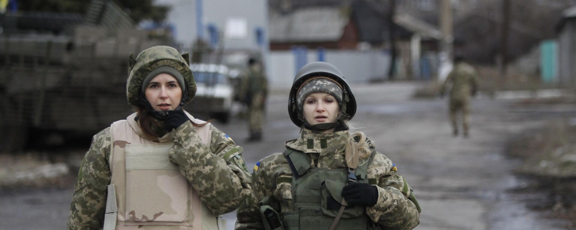 Las soldados del Ejército gubernamental ucraniano patrullan una zona en la localidad de Debáltsevo, este de Ucrania - Sputnik Mundo, 1920, 30.04.2024