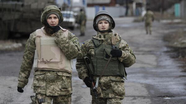 Las soldados del Ejército gubernamental ucraniano patrullan una zona en la localidad de Debáltsevo, este de Ucrania - Sputnik Mundo