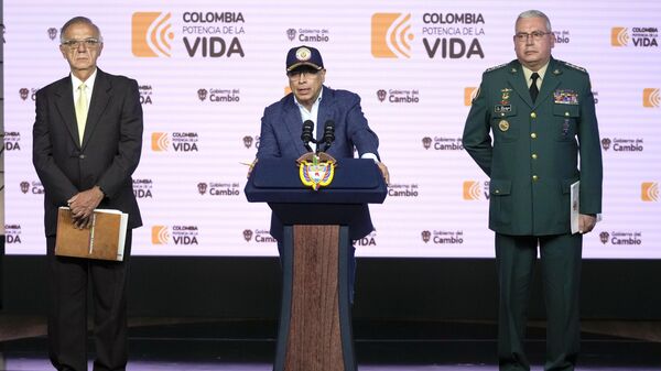 Gustavo Petro denuncia una red de comercio de armas dentro del Ejército - Sputnik Mundo