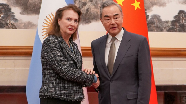 La canciller argentina, Diana Mondino, y el ministro de Exteriores chino, Wang Yi - Sputnik Mundo