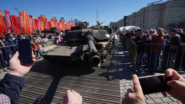 Tanque Abrams M1A1 de EEUU expuesto en  la colina Poklónnaya, en Moscú - Sputnik Mundo