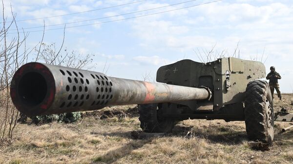 Un cañón antitanque MT-12 Rapira ruso en la zona de la operación militar - Sputnik Mundo