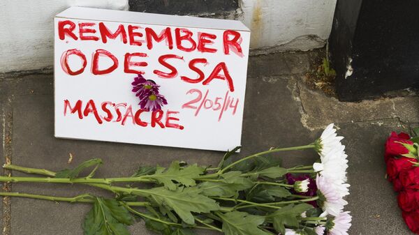 Flores ante la Embajada de Ucrania en Londres en memoria de los fallecidos en la Casa de los Sindicatos de Odesa el 2 de mayo de 2014 - Sputnik Mundo