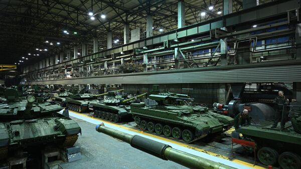 Tanques rusos T-72 y T-90 - Sputnik Mundo
