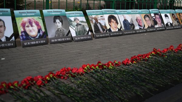 Flores y retratos de los asesinados en la Casa de los Sindicatos de Odesa - Sputnik Mundo