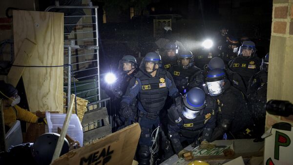 Policía desmantela barricadas de manifestantes pro-Palestina en la Universidad de California - Sputnik Mundo