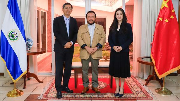 El embajador asiático en la nación centroamericana, Zhang Yanhui (izquierda), el vicepresidente de El Salvador, Félix Ulloa (centro) y la viceministra de Relaciones Exteriores salvadoreña, Adriana Mira (derecha). - Sputnik Mundo