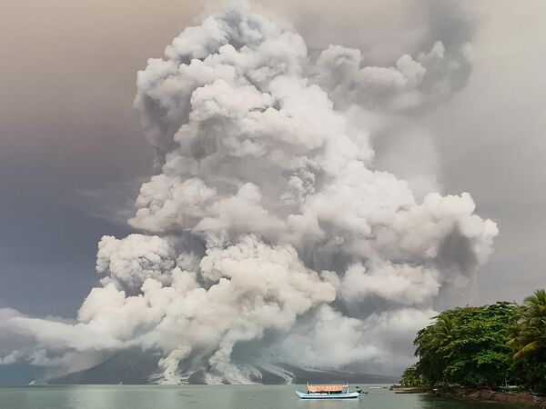 Una erupción del volcán Monte Ruang, vista desde la isla Tagulandang, Indonesia. - Sputnik Mundo