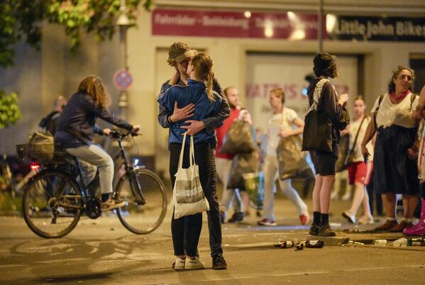 Una pareja besándose al finalizar la manifestación el 1 de mayo en Berlín, Alemania. - Sputnik Mundo