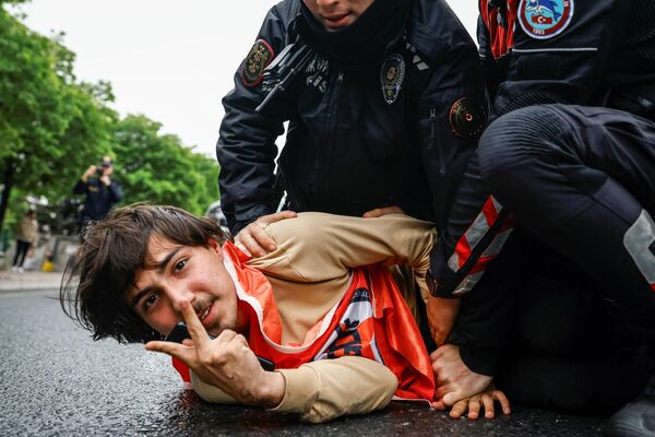 Policías turcos detienen a un manifestante durante una concentración del 1 de mayo, que conmemora el Día Internacional de los Trabajadores, en Estambul. - Sputnik Mundo