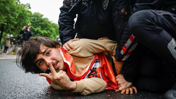La Policía turca detuvo a un manifestante cuando junto a otros intentaba marchar hacia la plaza Taksim, Turquía. - Sputnik Mundo