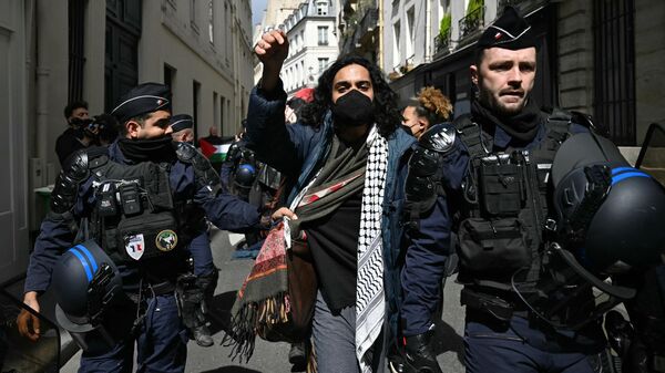 La Policía de París dispersa una protesta propalestina en la universidad Sciences Po, Francia - Sputnik Mundo