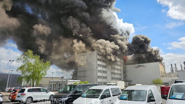 Incendio en una planta metalúrgica en Berlín, el 3 de mayo 2024 - Sputnik Mundo