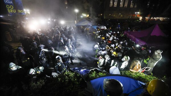 Policías se enfrentan a estudiantes propalestinos tras destruir parte de la barricada del campamento en el campus de la Universidad de California en Los Ángeles (UCLA) en Los Ángeles, California, el 2 de mayo de 2024 - Sputnik Mundo