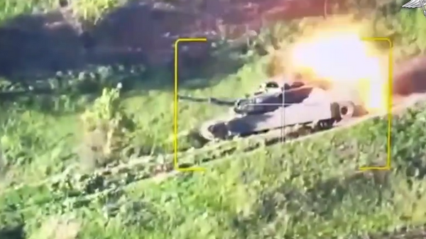 El tanque estadounidense Abrams alcanzado por el proyectil ruso Krasnopol - Sputnik Mundo