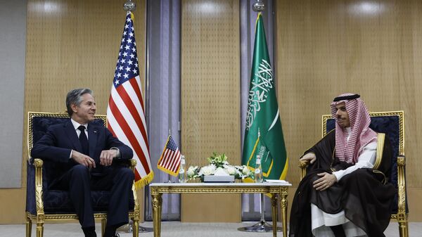 El secretario de Estado estadounidense Antony Blinken, se reúne con el ministro de Asuntos Exteriores de Arabia Saudita, el príncipe Faisal bin Farhan - Sputnik Mundo